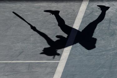 Original fotografía en la que se aprecia la sombra sobre la pista de la tenista suiza Belinda Bencic haciendo un saque durante su partido de segunda ronda del Abierto de Australia contra la estadounidense Amanda
Anisimova. El partido lo ganó la jugadora americana (6-2, 7-5).
