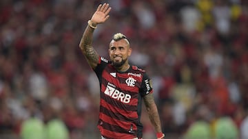 Flamengo's Chilean Arturo Vidal celebrates after defeating Corinthians during the Copa Libertadores football tournament quarterfinals second leg match at the Maracana stadium in Rio de Janeiro, Brazil, on August 9, 2022. (Photo by Carl DE SOUZA / AFP)