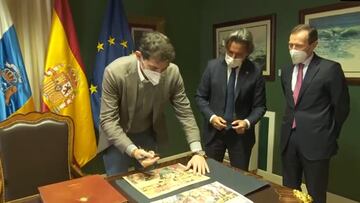 Casillas le firma una icónica portada del AS al Presidente del Parlamento de Canarias