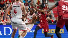 MURCIA, 22/05/2024.- El alero estadounidense con pasaporte nigeriano de Valencia Semi Ojeleye (2-i) bota el balón ante la defensa del alero cubano de UCAM Murcia Howard Sant-Ross (2-d) durante el segundo partido de cuartos de final de playoffs de la Liga Endesa entre UCAM Murcia y Valencia Basket, disputado este miércoles en el Palacio de los Deportes de Murcia. EFE/Marcial Guillén
