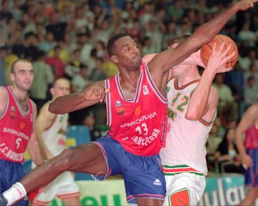 Whiteville, 28 de octubre de 1969-Carolina, 28 de octubre de 2024. 55 años. Este ala-pívot estadounidense jugó cuatro temporadas en la NBA antes de empezar un periplo por Europa que incluyó su paso por la ACB, en el Andorra (1995) y en el Barça (1996-98). Con los azulgranas promedió 14,2 puntos y 6,9 rebotes, y ganó una Liga.