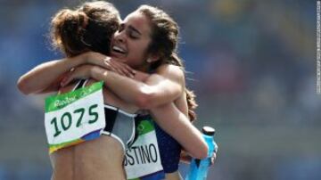 La corredoras Nikki Hamblin y Abbey D'Agostino dieron una muestra de amor y respeto por el deporte en los Juegos Olímpicos de Río 2016. Hamblin tropezó y no podía terminar la competencia, pero D'Agostino regresó para ayudarla y finalizar juntas la carrera de los 5 mil metros femeninos.