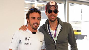 Fernando Alonso con Enrique Iglesias en Bakú.