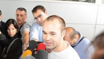 <b>ANTE LOS MEDIOS. </b>Iniesta, al salir de las pruebas que se hizo ayer.