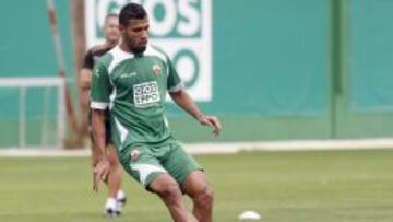 Jonathas: &quot;El Elche no me dio el persimo de residencia&quot;