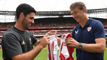 Mikel Arteta y Julen Lopetegui se intercambian camisetas antes del partido homenaje a José Antonio Reyes entre Arsenal y Sevilla.