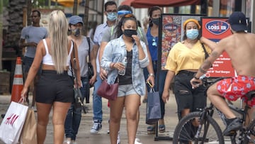 Miami (United States), 12/07/2020.- People walk through Lincoln Road in Miami Beach, Florida, USA, 12 July 2020. Florida reports 15,300 new Coronavirus cases, a record for one day anywhere in the U.S. (Estados Unidos) EFE/EPA/CRISTOBAL HERRERA