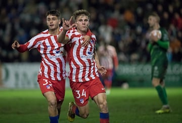 1-2. Diego Barrios celebra el segundo con Alberto Moreno.