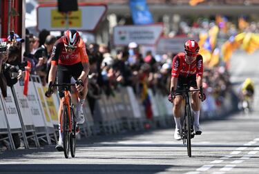 Laurens De Plus y Lennert Van Eetvelt durante la 104.ª Volta Ciclista a Cataluña 2025.
