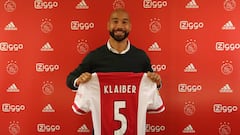 Klaiber posando como nuevo jugador del Ajax.