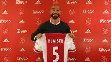 Klaiber posando como nuevo jugador del Ajax.