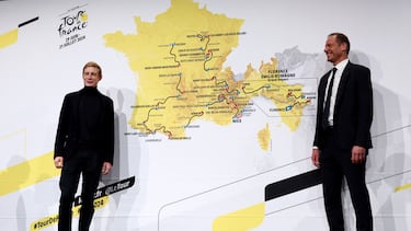 Jonas Vingegaard, ganador de las dos últimas ediciones del Tour de Francia, y Christian Prudhomme, director de la carrera, posan delante del mapa del recorrido de 2024.