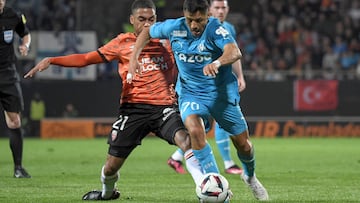 Ponceau, con el dorsal 21 en el pantalón, trata de arrebatar el balón a un jugador del Olympique de Marsella.