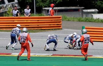 Los piezas de fibra de carbono del Alpha Tauri están en mitad de pista, por lo que el coche de seguridad y los pilotos están pasando por el pit lane. Checo Pérez no ha conseguido sumar muchas posiciones y es 13º.