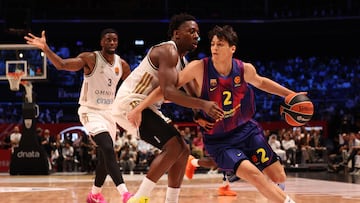 DUBAI (United Arab Emirates), 16/10/2025.- Barcelona's Juani Marcos (R) and McKinley Wright IV of Dubai Basketball in action during the EuroLeague basketball match between Dubai Basketball and FC Barcelona Basquet in Dubai, United Arab Emirates, 16 October 2025. (Baloncesto, Euroliga, Emiratos Árabes Unidos) EFE/EPA/ALI HAIDER