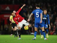 Soccer Football - Premier League - Manchester United v AFC Bournemouth - Old Trafford, Manchester, Britain - December 15, 2025 AFC Bournemouth's Marcos Senesi in action with Manchester United's Matheus Cunha REUTERS/Phil Noble EDITORIAL USE ONLY. NO USE WITH UNAUTHORIZED AUDIO, VIDEO, DATA, FIXTURE LISTS, CLUB/LEAGUE LOGOS OR 'LIVE' SERVICES. ONLINE IN-MATCH USE LIMITED TO 120 IMAGES, NO VIDEO EMULATION. NO USE IN BETTING, GAMES OR SINGLE CLUB/LEAGUE/PLAYER PUBLICATIONS. PLEASE CONTACT YOUR ACCOUNT REPRESENTATIVE FOR FURTHER DETAILS..