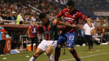 Luis Mago (i) de Palestino disputa el balón con Leonardo Castro (d) de Independiente Medellín este miércoles, durante un partido de la Copa Libertadores entre Palestino e Independiente Medellín en el estadio San Carlos de Apoquindo en Santiago de Chile (Chile).
