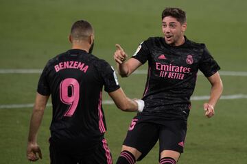 0-1. Fede Valverde celebró el primer gol con Karim Benzema.