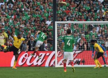 Momento en el que Javier 'Chicharito' Hernandez marca el gol.