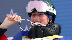 Freestyle Skiing - Freestyle Skiing World Championships &amp; Snowboard World Championships - Bakuriani, Georgia - February 27, 2023 Britain&#039;s Mia Brookes celebrates on the podium after winning the women&#039;s snowboard slopestyle REUTERS/Irakli Gedenidze