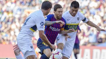 Tres jugadores de Boca intentan frenar a Messi