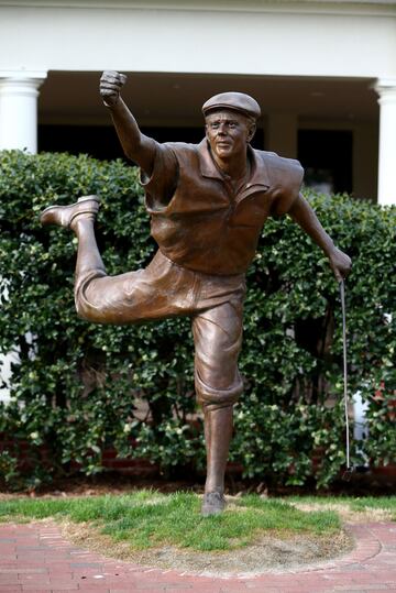 La estatua en honor a Payne Stewart en Pinehurst.