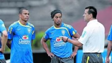 <b>CON TODO. </b>Dunga, seleccionador de Brasil,  se dirige a Gilberto Silva, Ronaldinho y Luis Fabiano.