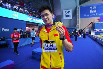 Dos grandes figuras del deporte fueron castigadas, arrojando sombras sobre sus imponentes carreras. El primero de ellos fue el nadador siempre polémico Sun Yang, al que el TAS sancionó con ocho años. El ganador de seis medallas olímpicas y 16 mundiales se negó a someterse a un test de orina, y acabó por destruir unas muestras de sangre con un martillo. Hace unos días, la decisión se revocó por los comentarios racistas de uno de los árbitros del caso, por lo que en 2021 habrá un nuevo veredicto. La otra estrella caída fue Chris Coleman, vigente campeón del mundo de los 100 metros, que recibió una sanción de dos años por no estar disponible para tres análisis antidopaje en un plazo de doce meses. No estará en Tokio.