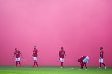 Curiosa estampa en el estadio Commerzbank-Arena causada por las bengalas durante el partido de la Bundesliga entre el Eintracht Frankfurt y el 1. FSV Mainz 05. 