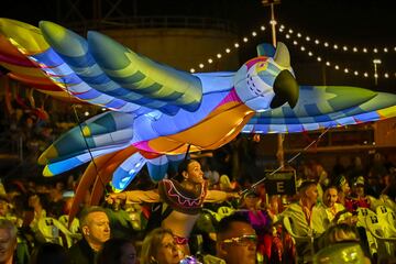 Varias personas act¨²an durante la gala de la Reina del Carnaval de Las Palmas de Gran Canaria.