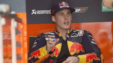 Pol Espargaró en el box de Red Bull durante el GP de Qatar.
