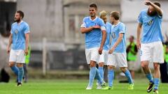 Jugadores del Malm&ouml; se lamentan tras encajar un gol del Vardar en Champions League.