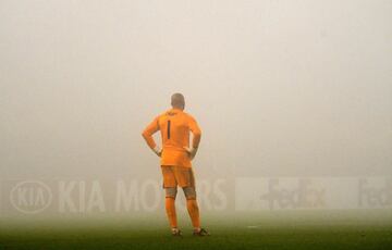 Martin Chudy, portero del Spartak de Moscú, observa el juego desde su área. 