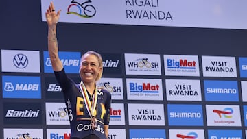 Mavi García saluda tras ganar la medalla de bronce en los Mundiales de Ruanda.