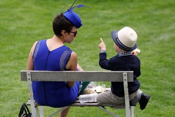 Baile de sombreros en el "Ladies Day" de Epsom