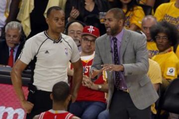 El entrenador de los Rockets, J. B. Bickerstaff discute una decisión del árbitro Rodney Mott.