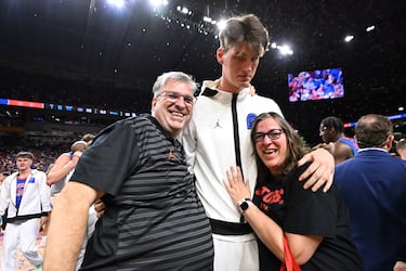El jugador canadiense celebra la victoria durante el partido por el Campeonato Nacional de Baloncesto Masculino de la NCAA en el Alamodome el 7 de abril de 2025 en San Antonio, Texas.