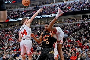 El United Center acogi¨® un apasionante encuentro entre Chicago Bulls y Cleveland Cavaliers que se sald¨® con un abultado 117-139 a favor de los l¨ªderes de la Conferencia Oeste, que enlazan 11 triunfos seguidos por tercera vez en la temporada. En la imagen, Jalen Smith pierde el equilibrio en una acci¨®n con Donovan Mitchell (45), ante la mirada de Matas Buzelis (14).