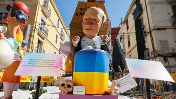 Un 'ninot' que representa al presidente ruso Vladimir Putin, frente a un ataúd de "derechos humanos" y comiendo la paloma de la paz en un tanque de petróleo ucraniano. 