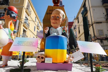 Un 'ninot' que representa al presidente ruso Vladimir Putin, frente a un ataúd de "derechos humanos" y comiendo la paloma de la paz en un tanque de petróleo ucraniano. 