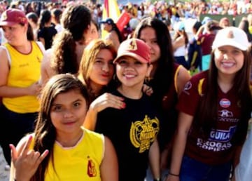 La hinchada del Tolima acompañando a su equipo en la final del FPC