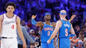 Shai Gilgeous-Alexander, felicitado por Alex Caruso durante el partido contra los Clippers.