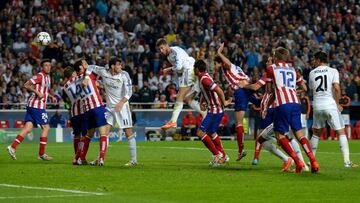 LISBON, PORTUGAL - MAY 24:  Sergio Ramos of Real Madrid heads in their first goal during the UEFA Champions League Final between Real Madrid and Atletico de Madrid at Estadio da Luz on May 24, 2014 in Lisbon, Portugal.  (Photo by Michael Regan/Getty Images) gol cabezazo 
 PARTIDO FINAL CHAMPIONS LEAGUE LISBOA 
 REAL MADRID - ATLETICO DE MADRID 
 PRIMER GOL EMPATE SERGIO RAMOS 1-1 
 PUBLICADA 01/06/14 NA MA17 3COL