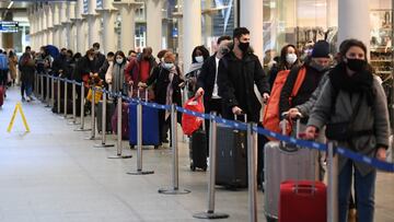 20 December 2020, England, London: People line up at St Pancras station in London, as they wait to board the last train to Paris today, amid concerns over borders closure. British Prime Minister Boris Johnson cancelled Christmas holiday gatherings across London and eastern and south-east England, after scientists warned of a rapid spread of the new variant coronavirus. Photo: Stefan Rousseau/PA Wire/dpa
20/12/2020 ONLY FOR USE IN SPAIN