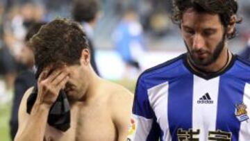 Los jugadores de la Real Sociedad, desolados por la derrota.