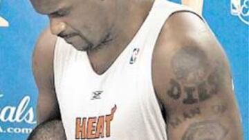 <b>A TOPE. </b>Shaquille bromea con un miembro del staff de los Heat.