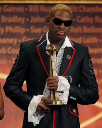 Dennis Rodman entró en Hall of Fame de la NBA en 2011. El jugador logró cinco campeonatos: dos con los Detroit Pistons (1989 y 1990) y tres con los Chicago Bulls (1996, 1997 y 1998). Rodman estuvo en dos de los equipos más legendarios y recordados de la liga estadounidense.