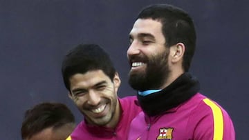 Arda Turan con Luis Suárez durante un entrenamiento con el Barcelona la pasada temporada.