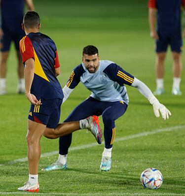 El portero del Brentford F. C. David Raya durante el entrenamiento de la selección.
