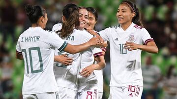 Jugadoras de la Selección Mexicana festejan uno de los goles en contra de Perú.